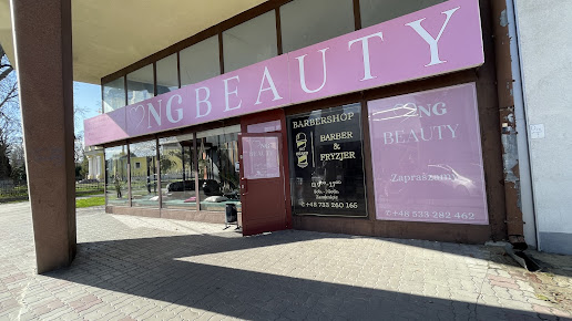 Front salonu z różowym szyldem NG BEAUTY i drzwiami obok czarnej witryny barberskiej